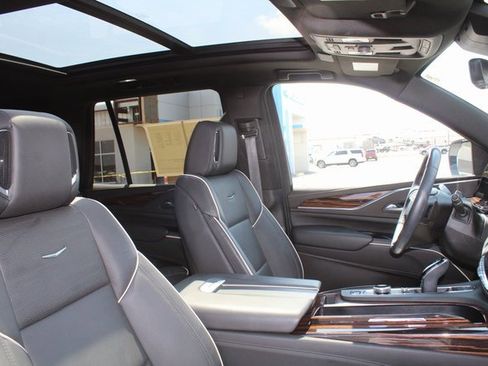 Used 2024 Cadillac Escalade Premium Luxury image 17