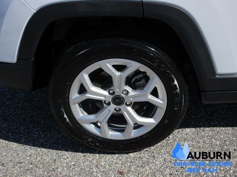 Used 2025 Jeep Compass Sport image 3