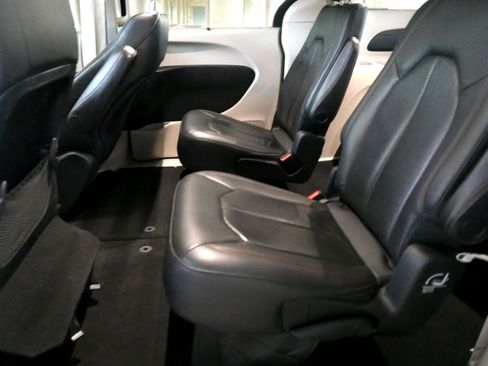 Used 2020 Chrysler Pacifica Touring-L image 11