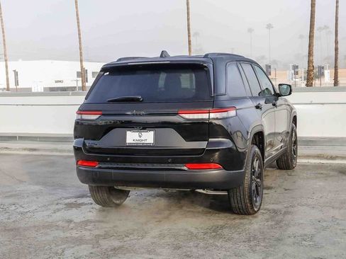 New 2025 Jeep Grand Cherokee Altitude image 9
