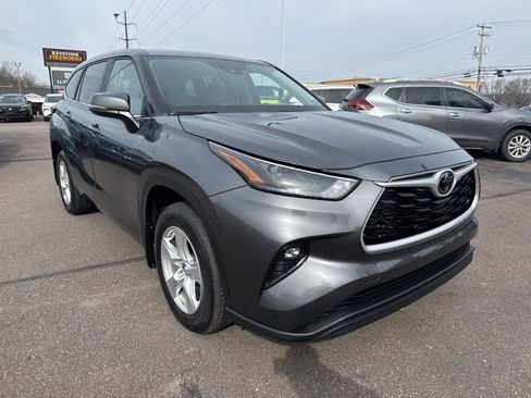 Used 2023 Toyota Highlander LE image 3