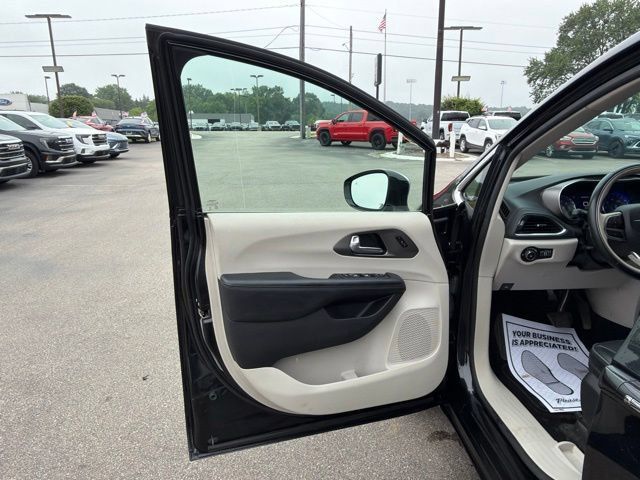 Used 2019 Chrysler Pacifica Limited FWD image 12