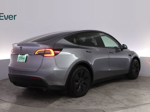 Used 2024 Tesla Model Y Long Range RWD image 3