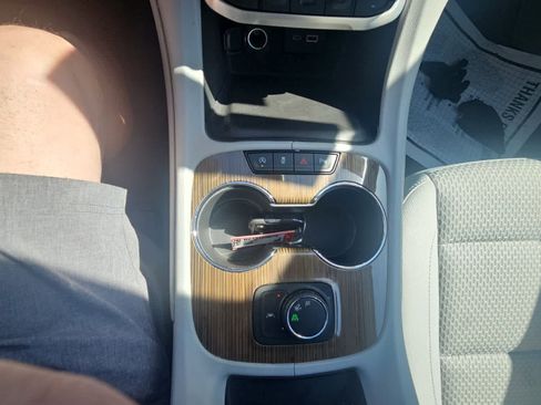 Used 2022 GMC Acadia SLE FWD image 19