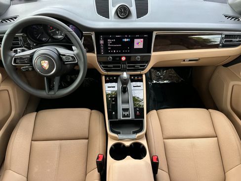 Certified 2025 Porsche Macan AWD/4WD image 6