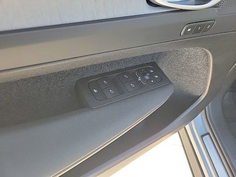 Used 2025 Volvo XC40 B5 Core image 15