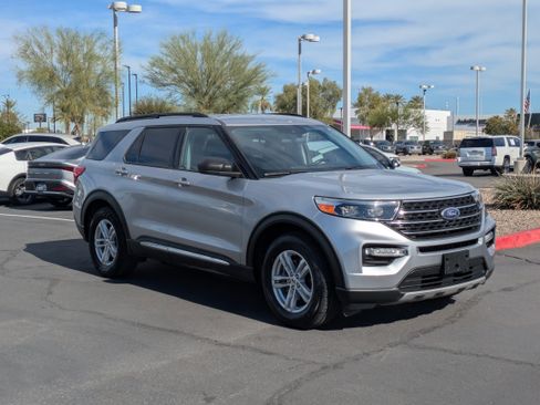 Used 2022 Ford Explorer XLT w/ Equipment Group 202A image 7