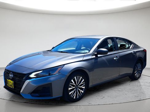 Used 2025 Nissan Altima 2.5 SV FWD image 1