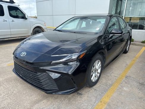 Used 2025 Toyota Camry LE image 1