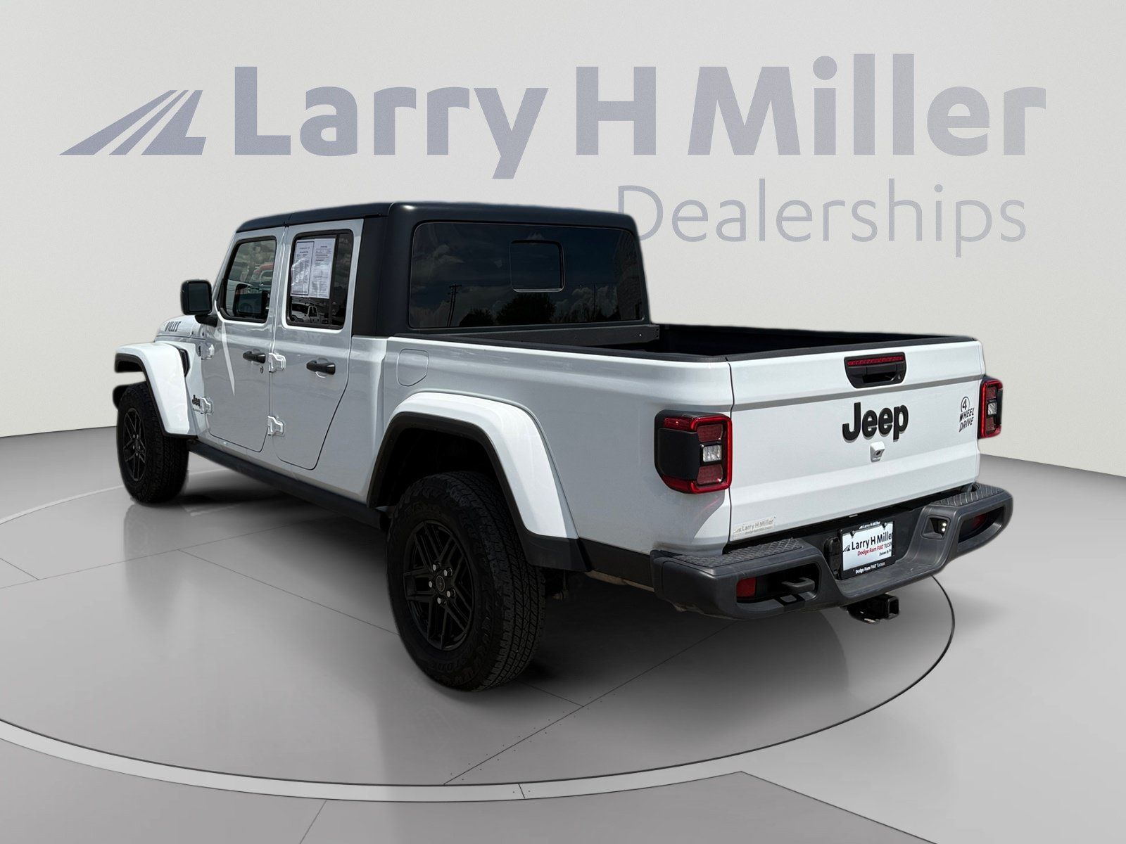 Used 2025 Jeep Gladiator Sport AWD/4WD image 3