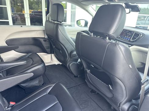 Used 2023 Chrysler Pacifica Touring-L FWD image 29