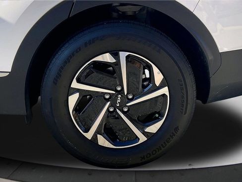 Used 2025 Kia Sportage LX image 32