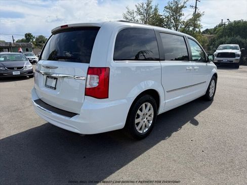 Used 2014 Chrysler Town & Country Touring FWD image 7