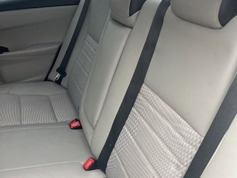 Used 2015 Toyota Camry SE image 9