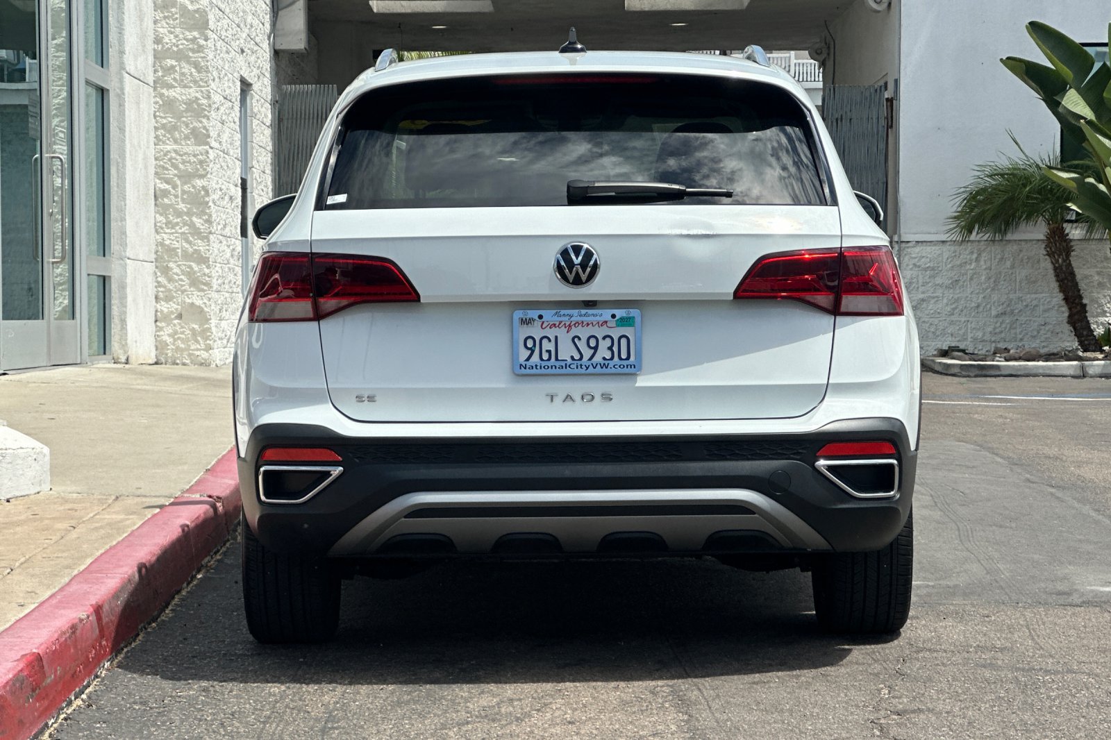 Used 2023 Volkswagen Taos SE w/ Panoramic Sunroof Package FWD image 5
