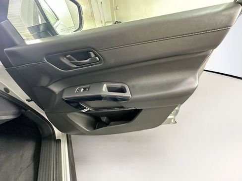 Used 2025 Nissan Pathfinder SV image 33