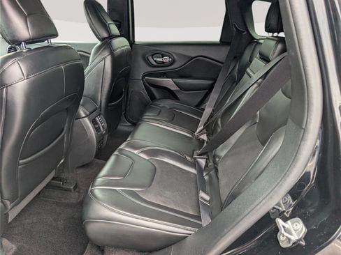 Used 2019 Jeep Cherokee Latitude Plus AWD/4WD image 15