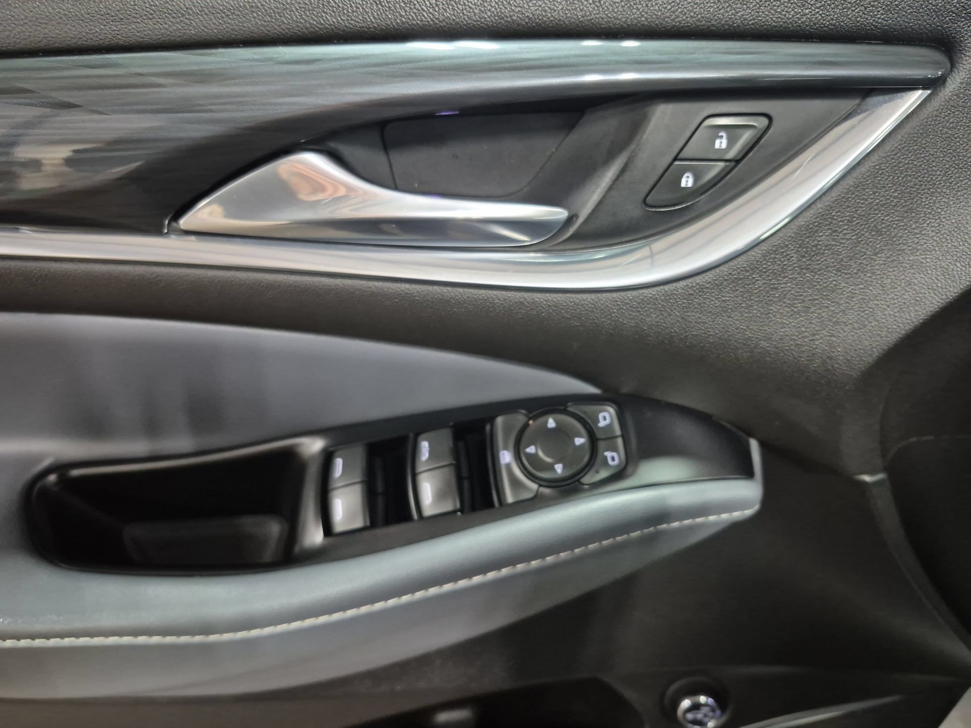Used 2019 Buick Enclave Essence AWD/4WD image 24