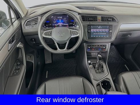 Used 2024 Volkswagen Tiguan SE w/ Panoramic Sunroof Package image 25