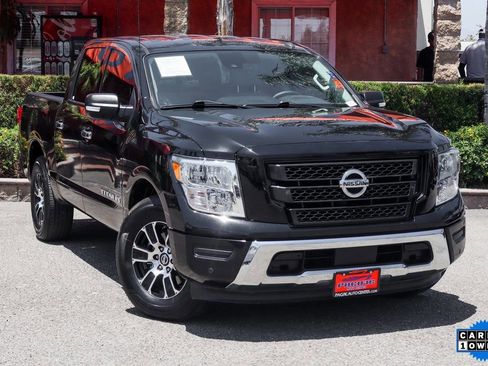 Used 2020 Nissan Titan SV w/ SV Convenience Package image 2