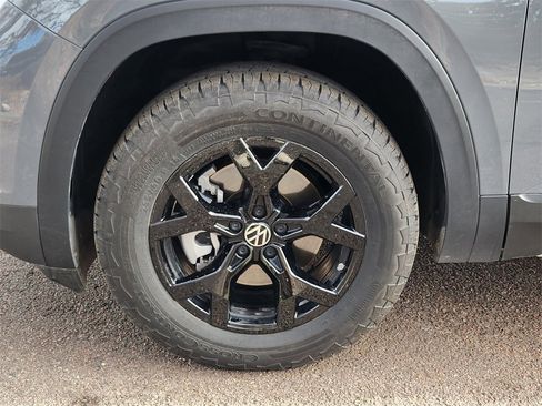 Used 2025 Volkswagen Atlas Peak Edition SE image 31