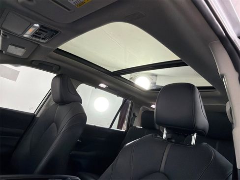 Used 2024 Toyota Grand Highlander Platinum image 2