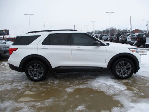 Used 2023 Ford Explorer XLT w/ Equipment Group 202A image 9