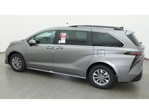 New 2026 Toyota Sienna XLE image 4