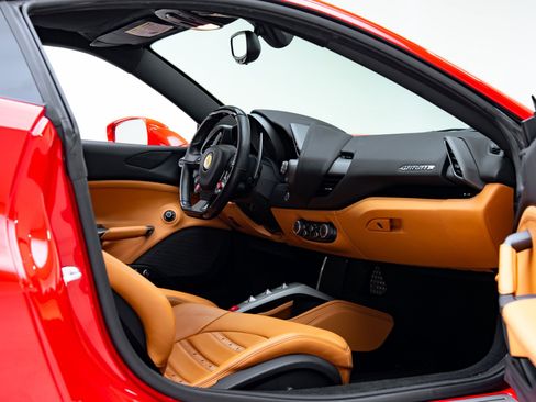 Used 2018 Ferrari 488 GTB RWD image 39