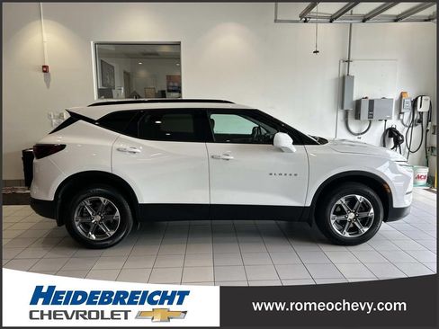 Used 2024 Chevrolet Blazer LT w/ Convenience Package FWD image 2