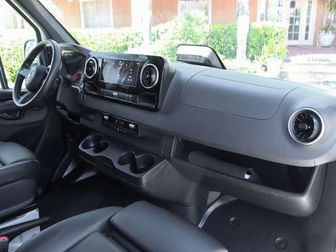 Used 2025 Mercedes-Benz Sprinter 2500 image 33