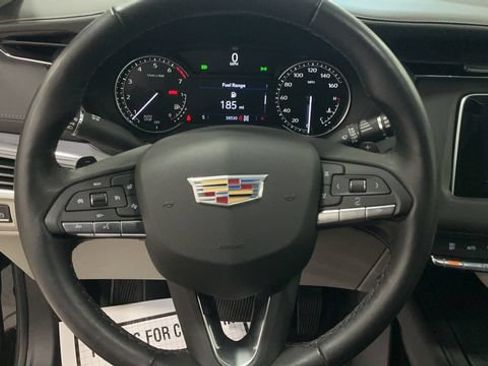 Used 2023 Cadillac XT4 Luxury w/ Cold Weather Package AWD/4WD image 16