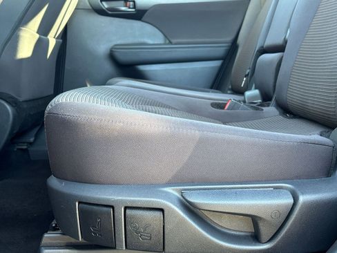 Used 2025 Toyota Highlander LE image 25