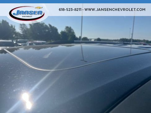 Used 2023 Chevrolet Traverse Premier FWD image 19