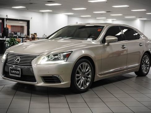 Used 2017 Lexus LS 460 w/ Comfort Package RWD image 3