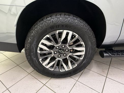 Certified 2025 Chevrolet Suburban Z71 AWD/4WD image 14