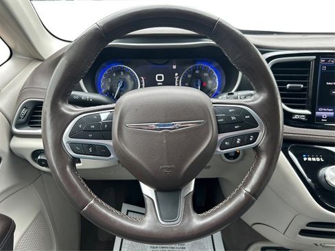 Used 2021 Chrysler Pacifica Touring-L image 27