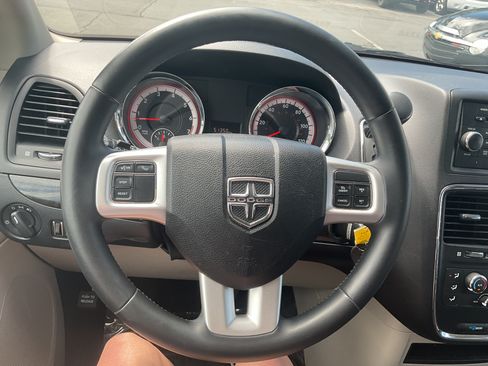 Used 2017 Dodge Grand Caravan SE w/ UConnect Hands-Free Group FWD image 12