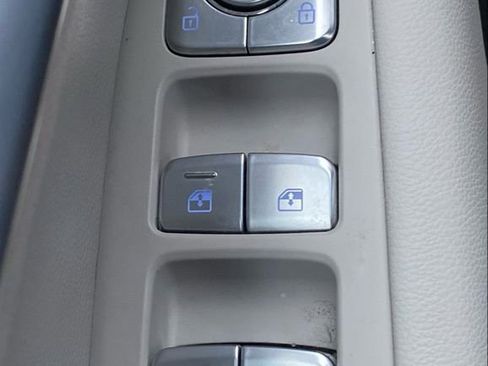 Used 2023 Genesis G70 2.0T image 17