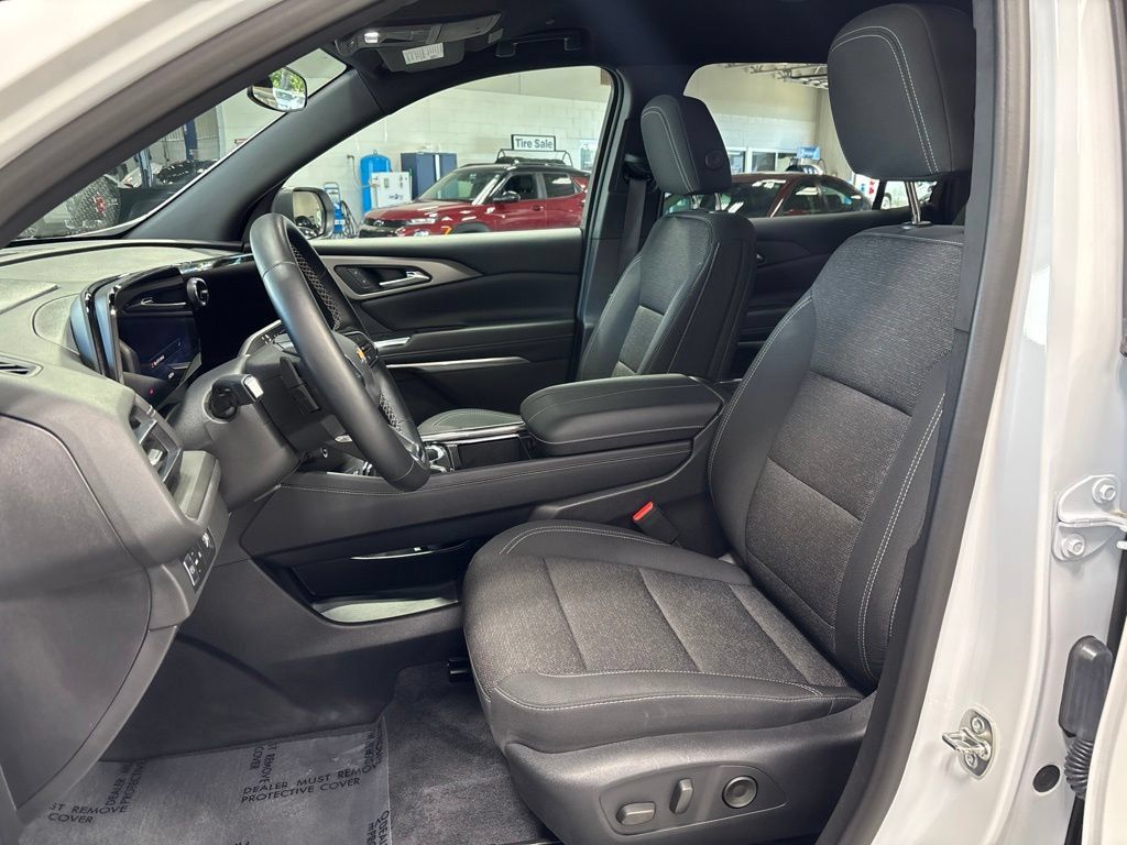Used 2026 Chevrolet Traverse LT FWD image 9