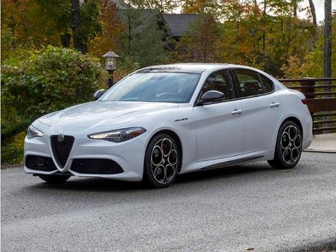 Used 2023 Alfa Romeo Giulia Veloce RWD image 1