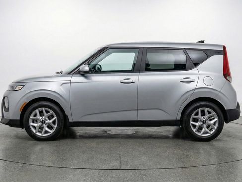 Used 2025 Kia Soul LX w/ LX Technology Package image 3
