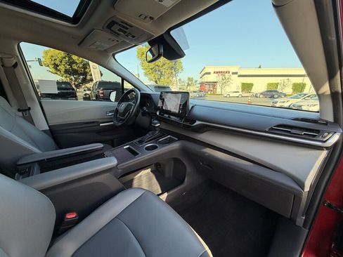 Used 2022 Toyota Sienna XLE FWD image 41
