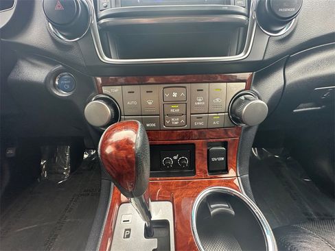 Used 2013 Toyota Highlander Limited image 25