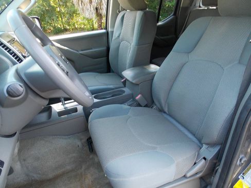 Used 2015 Nissan Frontier SV AWD/4WD image 2