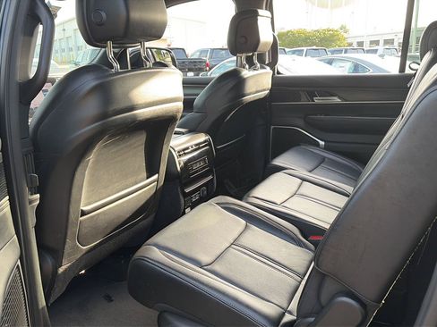 Used 2024 Jeep Wagoneer L Series II w/ Flexible Seating Group AWD/4WD image 4