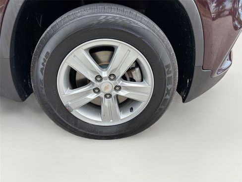 Used 2021 Chevrolet Trax LS w/ Tint and Cruise Package AWD/4WD image 28