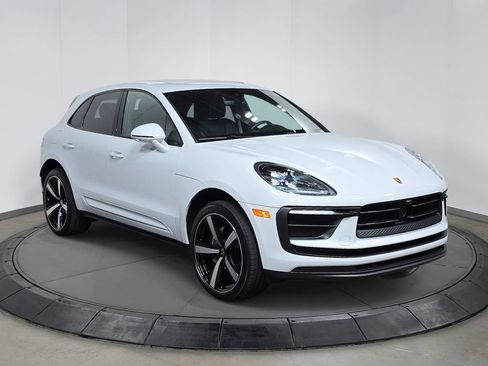 Certified 2025 Porsche Macan AWD/4WD image 9