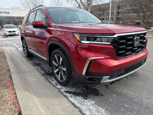 Certified 2025 Honda Pilot Touring image 17