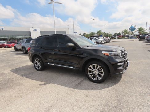 Certified 2023 Ford Explorer XLT w/ Equipment Group 202A RWD image 6
